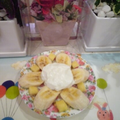 バナナとパイナップルで作りました♪
mimiさんの苺を見た、苺が食べたくなっちゃった(*^w^*)ｵｲｼｿｳ
今日はメチャ早起きで３時半から起きてます♪ｴﾍﾍ